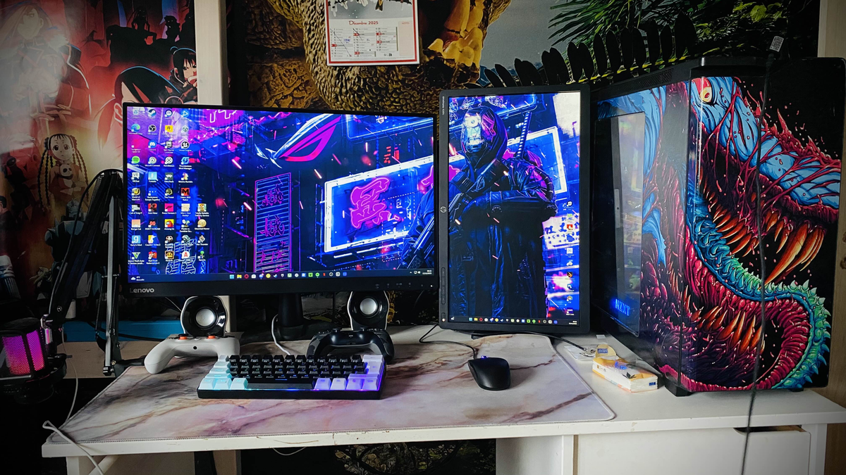 Setups contest winner: two monitors, a compact keyboard and a PC case with a custom dragon artwork panel